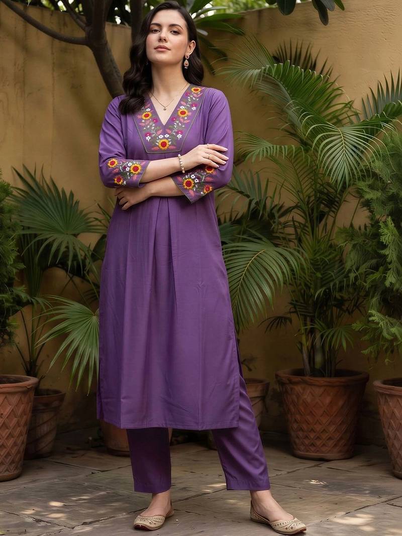 women floral embroidered regular thread work kurta with trousers