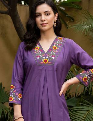women floral embroidered regular thread work kurta with trousers 2