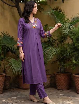 women floral embroidered regular thread work kurta with trousers 3