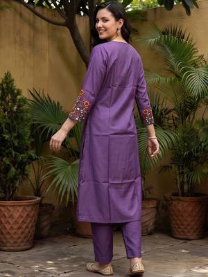 women floral embroidered regular thread work kurta with trousers 4