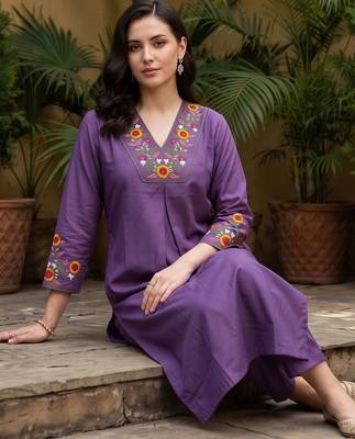 women floral embroidered regular thread work kurta with trousers 5