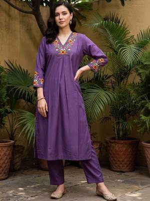 women floral embroidered regular thread work kurta with trousers 6