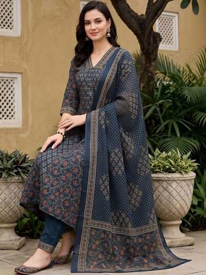 women ethnic motifs printed regular cotton kurta with trousers & with dupatta 5