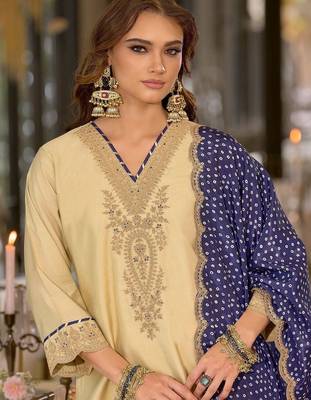 women ethnic motifs embroidered regular thread work kurta with trousers & with dupatta 5