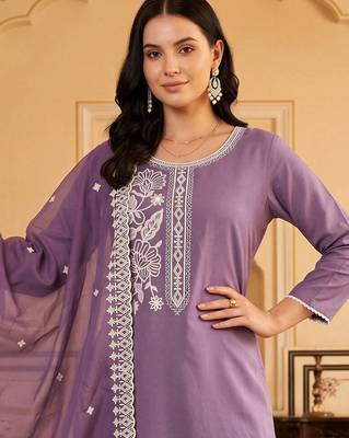 women ethnic motifs embroidered regular thread work kurta with trousers & with dupatta 2