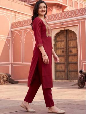 women ethnic motifs embroidered regular kurta with trousers 3