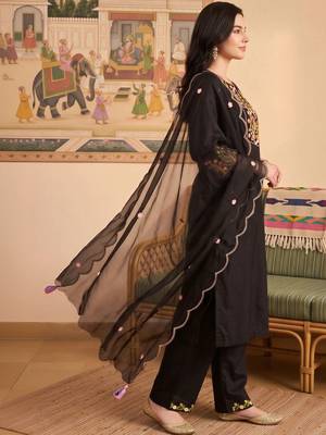 women floral embroidered regular thread work liva kurta with trousers & with dupatta 3