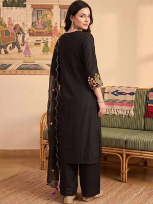 women floral embroidered regular thread work liva kurta with trousers & with dupatta 4