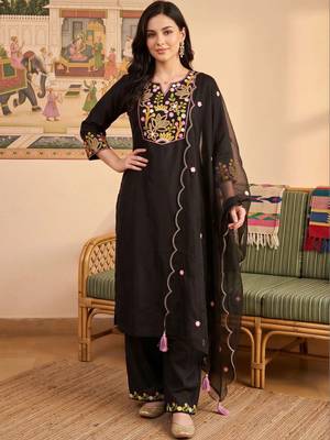 women floral embroidered regular thread work liva kurta with trousers & with dupatta 6