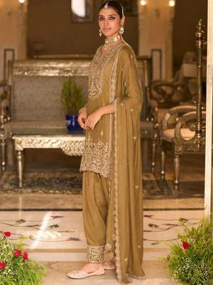 women ethnic motifs embroidered regular thread work kurta with patiala & with dupatta 3