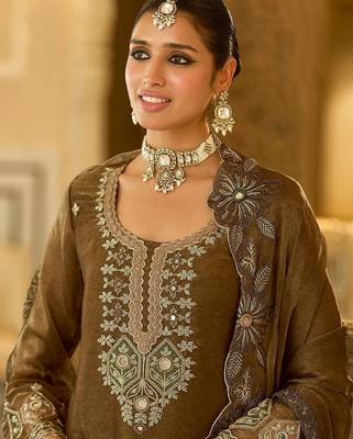 women ethnic motifs embroidered regular mirror work kurta with palazzos & with dupatta 4