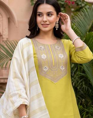 women ethnic motifs embroidered regular thread work liva kurta with trousers & with dupatta 2