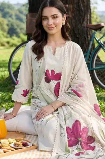 women floral printed regular kurta with trousers & with dupatta