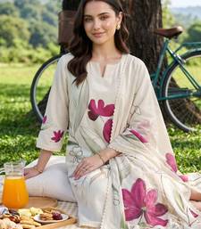 women floral printed regular kurta with trousers & with dupatta