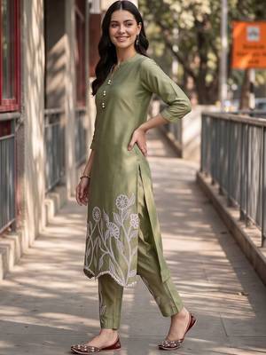 women floral embroidered regular thread work kurta with trousers 2
