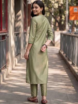 women floral embroidered regular thread work kurta with trousers 5