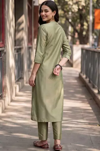 women floral embroidered regular thread work kurta with trousers