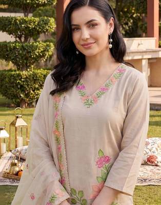 women floral embroidered regular thread work kurta with trousers & with dupatta 2