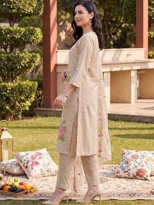 women floral embroidered regular thread work kurta with trousers & with dupatta 3