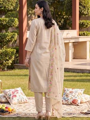 women floral embroidered regular thread work kurta with trousers & with dupatta 4
