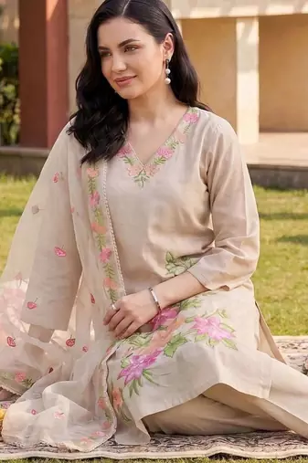 women floral embroidered regular thread work kurta with trousers & with dupatta