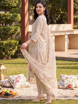 women floral embroidered regular thread work kurta with trousers & with dupatta 6