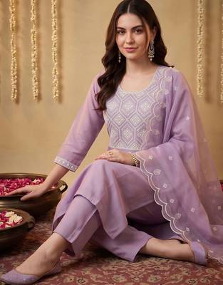 women ethnic motifs embroidered regular thread work kurta with trousers & with dupatta 3