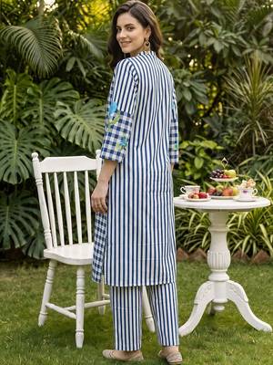 women printed regular cotton kurta with trousers 3