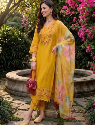 women floral embroidered regular thread work kurta with trousers & with dupatta 3