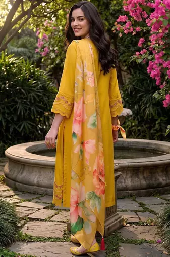 women floral embroidered regular thread work kurta with trousers & with dupatta