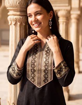 women ethnic motifs embroidered regular thread work kurta with trousers 2