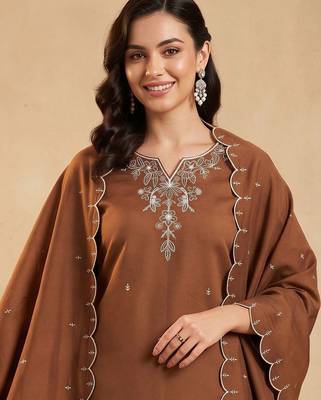 women ethnic motifs embroidered regular thread work kurta with trousers & with dupatta 2