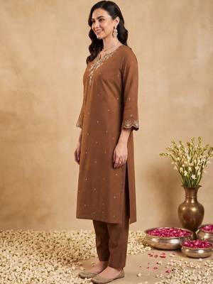women ethnic motifs embroidered regular thread work kurta with trousers & with dupatta 3