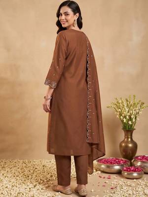 women ethnic motifs embroidered regular thread work kurta with trousers & with dupatta 4