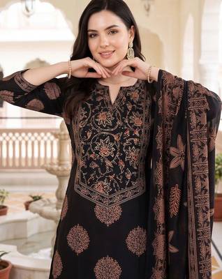 women ethnic motifs printed regular cotton kurta with patiala & with dupatta 2