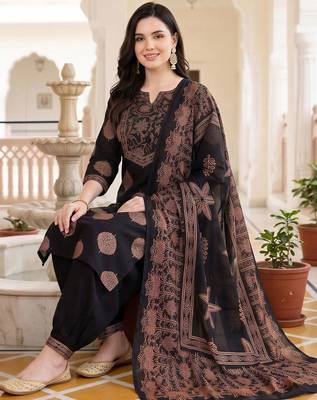 women ethnic motifs printed regular cotton kurta with patiala & with dupatta 5