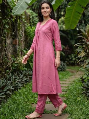 women regular thread work kurta with trousers 3