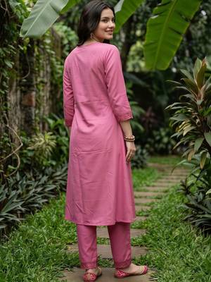 women regular thread work kurta with trousers 4