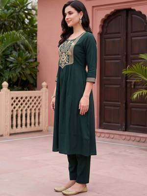 women ethnic motifs embroidered empire thread work kurta with trousers 3