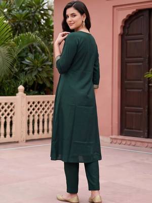women ethnic motifs embroidered empire thread work kurta with trousers 4