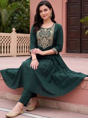 women ethnic motifs embroidered empire thread work kurta with trousers 5