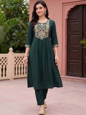 women ethnic motifs embroidered empire thread work kurta with trousers 6