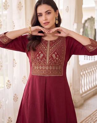 women ethnic motifs embroidered regular kurta with trousers 2