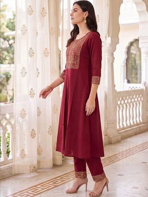 women ethnic motifs embroidered regular kurta with trousers 3