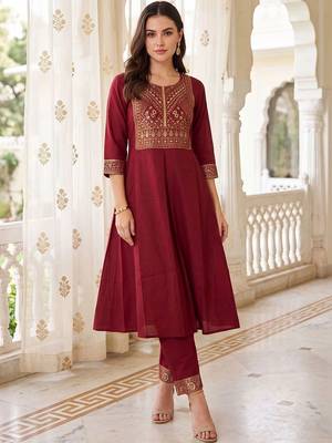 women ethnic motifs embroidered regular kurta with trousers 6
