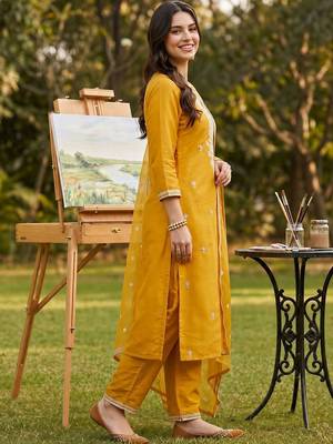women ethnic motifs embroidered regular thread work kurta with trousers & with dupatta 3