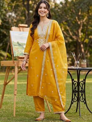 women ethnic motifs embroidered regular thread work kurta with trousers & with dupatta 6