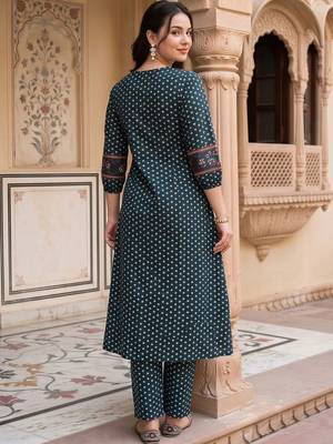 women ethnic motifs printed regular cotton kurta with trousers 4