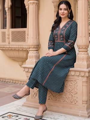 women ethnic motifs printed regular cotton kurta with trousers 5