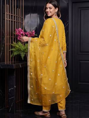 women ethnic motifs embroidered regular thread work kurta with trousers & with dupatta 4